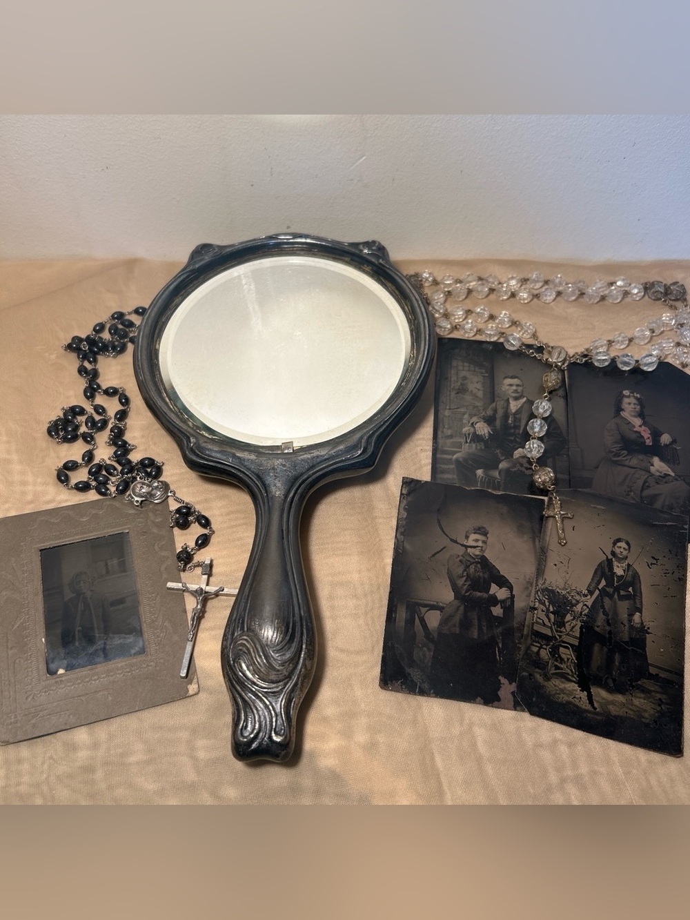 Vintage hand mirror, tin type photos, and rosaries - Picture 3 of 3